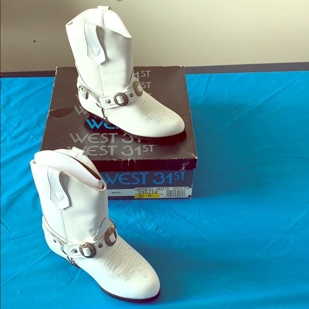West 31st  kids boots size 9.5 M used white